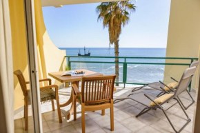 Cosy apartment with sea view and pool